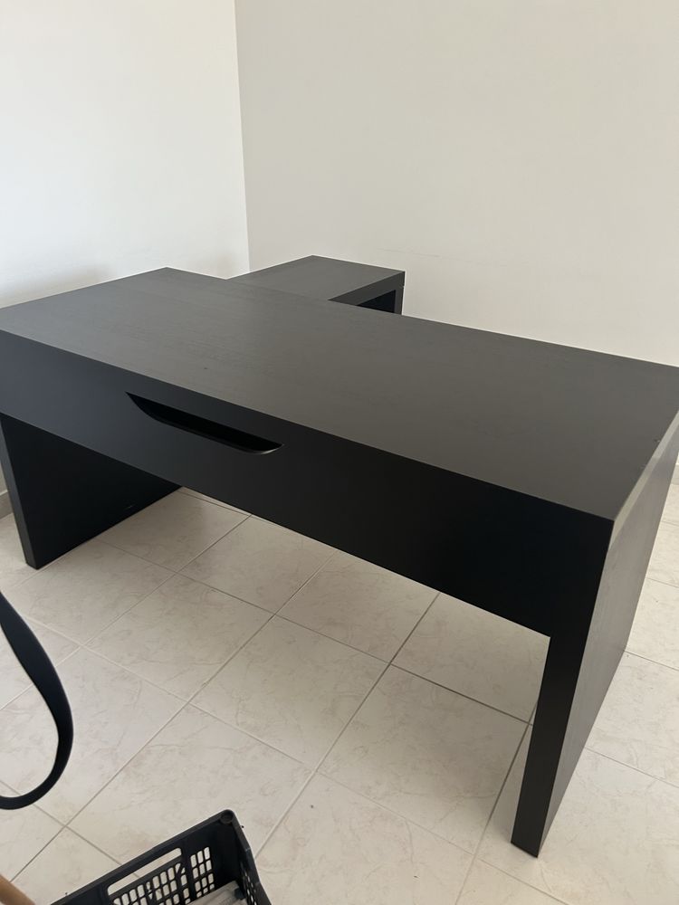 Secretaria  em preto com pouco uso