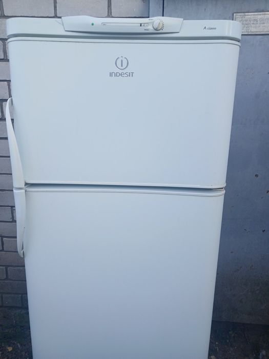 Продам двухкамерный холодильник Indesit