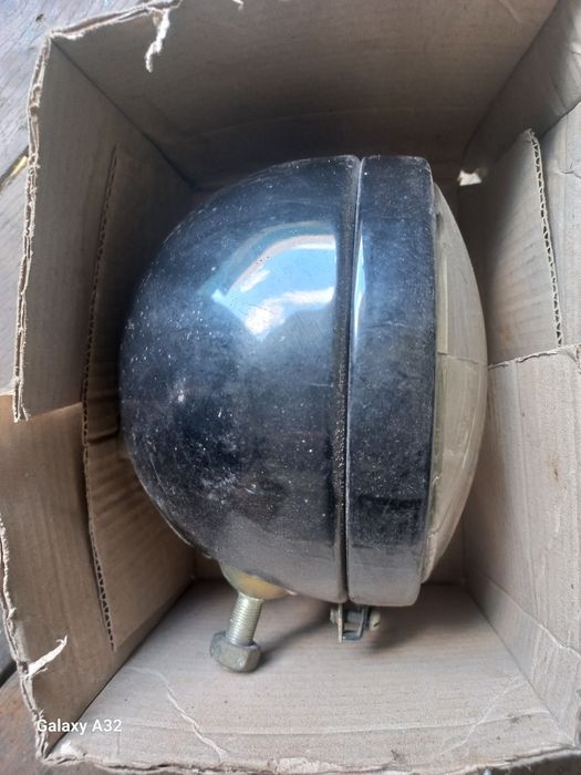 Фара круглая автомобильная