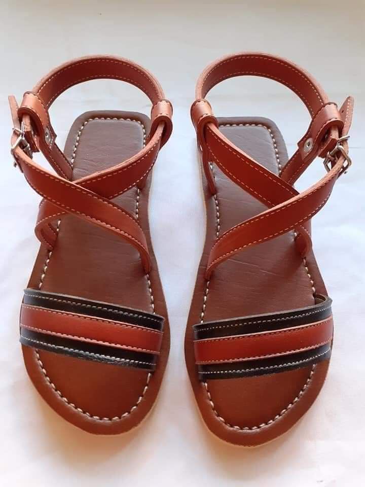 Sandálias e chinelos africanos feitos á mão