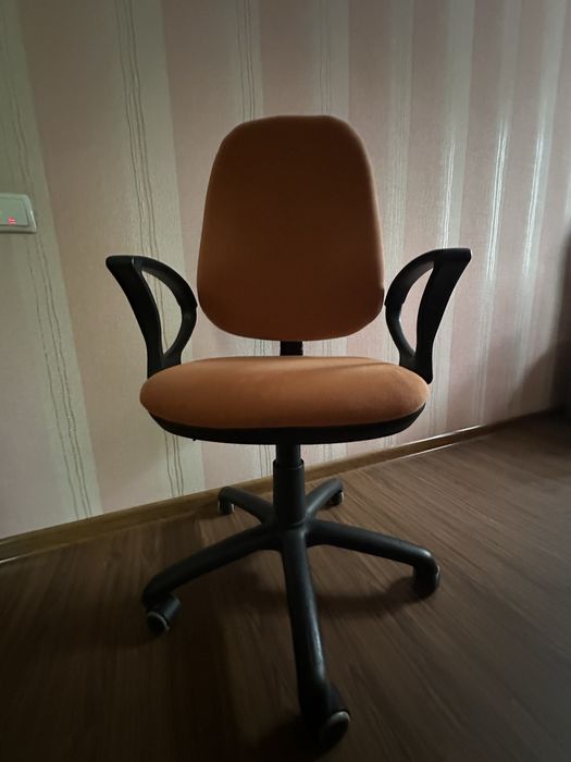 Крісло офісне на колесах, кресло, стул на колесах