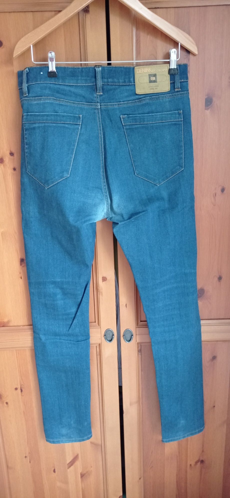 Markowe spodnie jeansowe CROPP bawełna + elastan za mniej niż 1/5 ceny