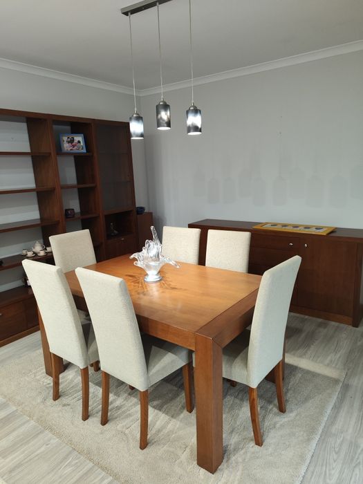 Mesa com 4 cadeiras e móvel de sala