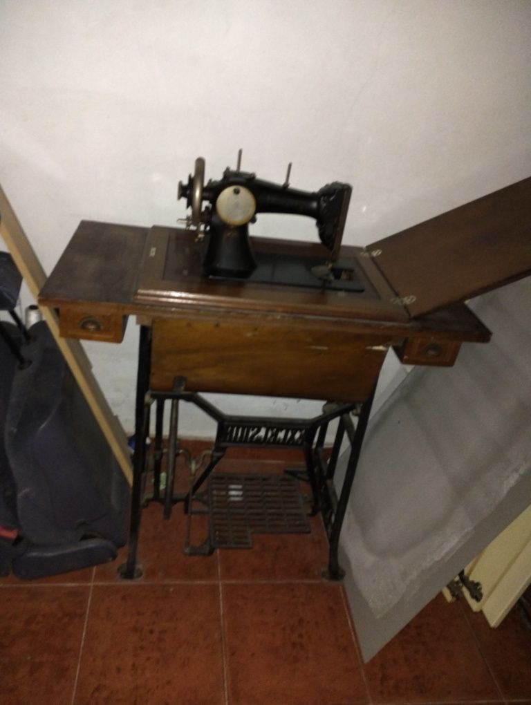 Máquina de costura antiga+ de 50anos funcional