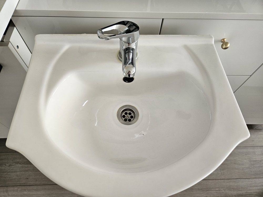 Szfaka umywalkowa z umywalka