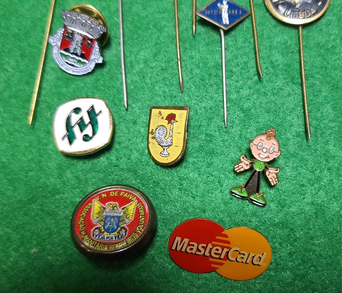 Diversos pins alfinetes pregadeiras