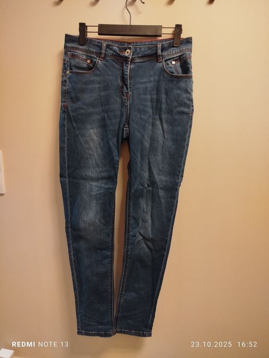 Granatowe jeansy