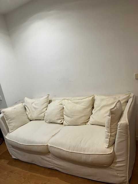 Sofá branco da AREA