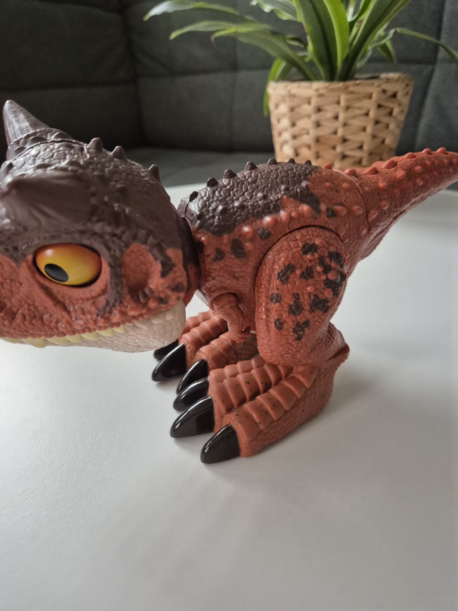 Dinozaur Carnotaurus Toro Karnotaur zabawka używana