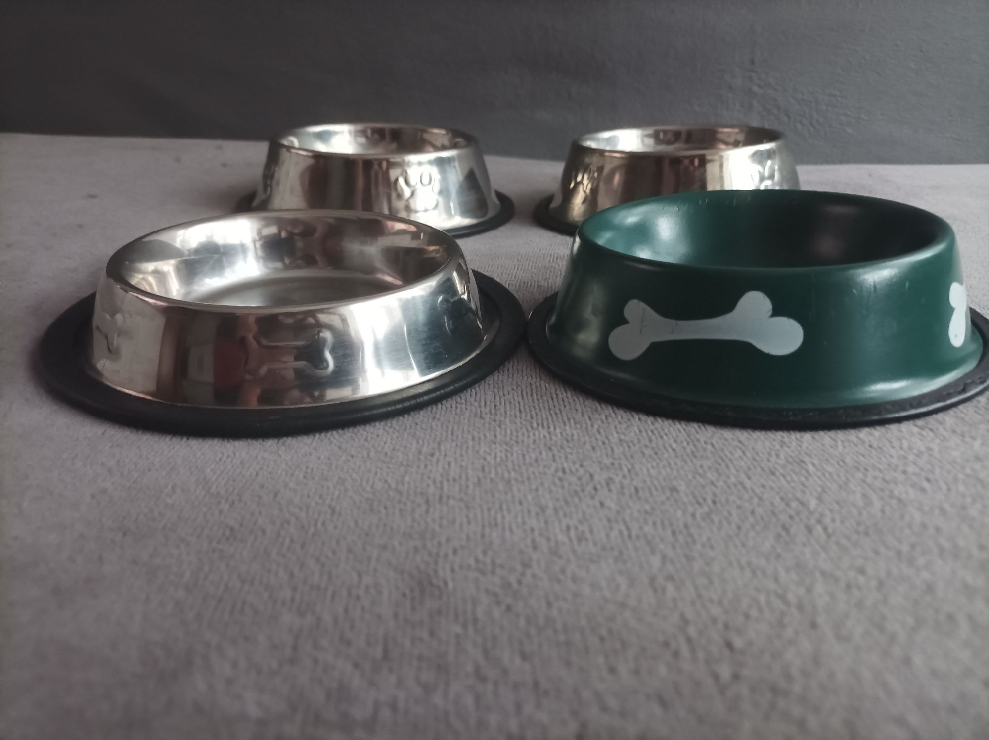 4 metalowe miseczki dla pupila