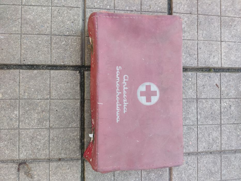 Stara apteczka samochodowa prl