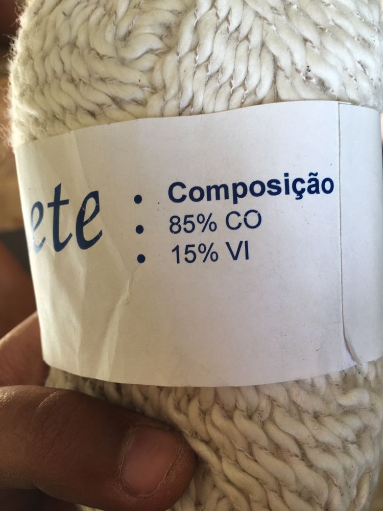 Novelos “Jannete” branco com fio fino dourado, 50 gramas