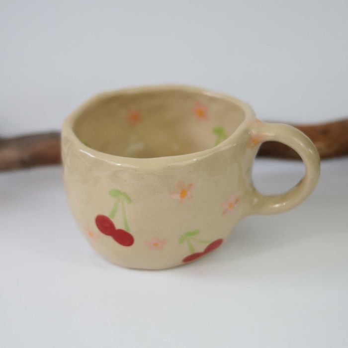 Kubek ceramiczny ręcznie robiony w wiśnie handmade
