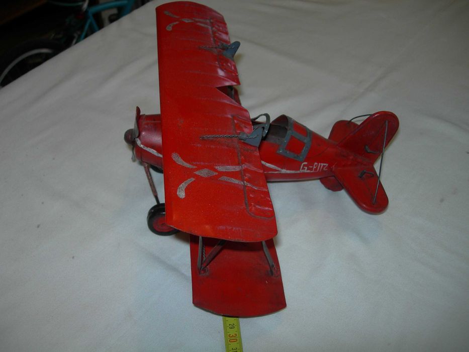 Avião de chapa. Asa dupla.