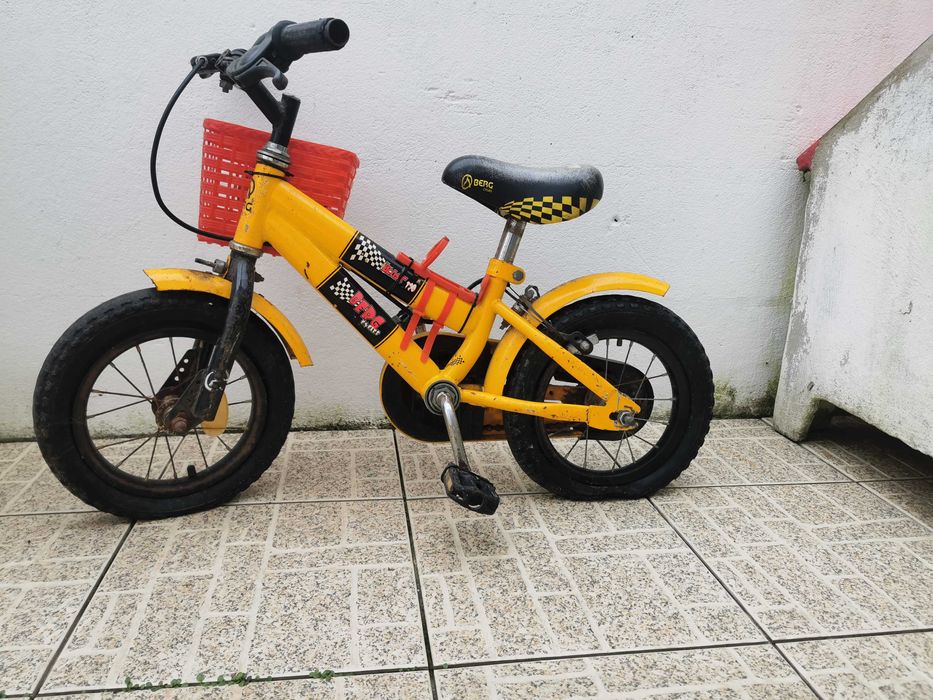 Bicicleta de criança com bastante uso