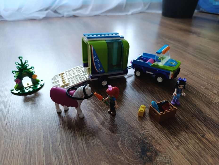 Zestaw LEGO Friends 41371 Przyczepa dla konia Mii