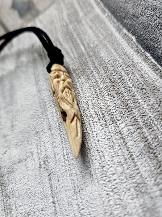 Wisior słowiański kieł wilk Perun runa teiwaz drewniany eko skóra nowy