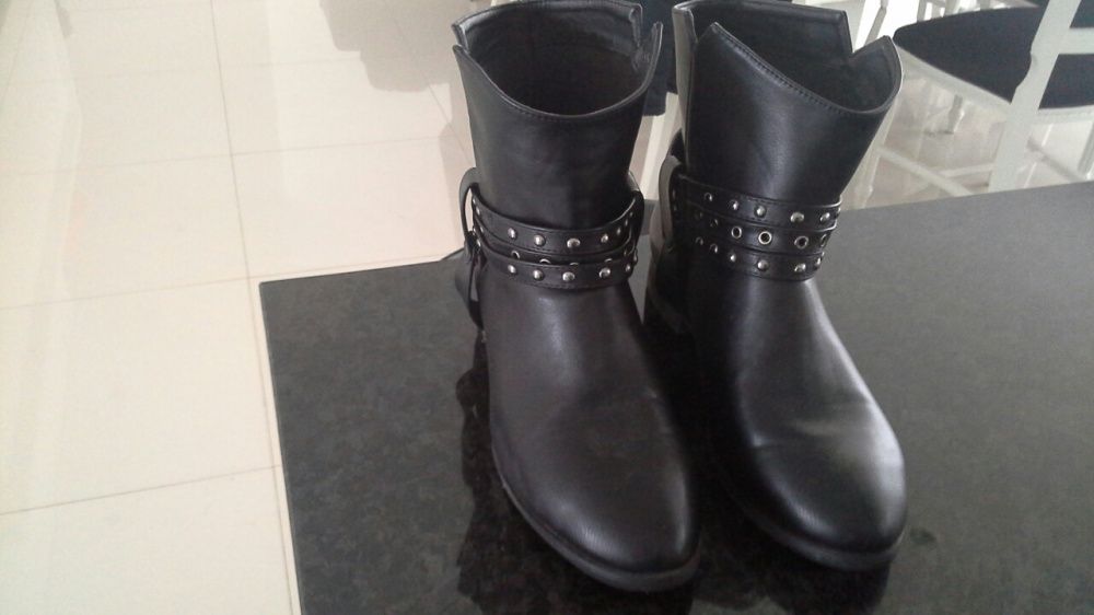 Botins  pretos confortaveis