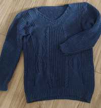 Granatowy sweter z dekoltem V