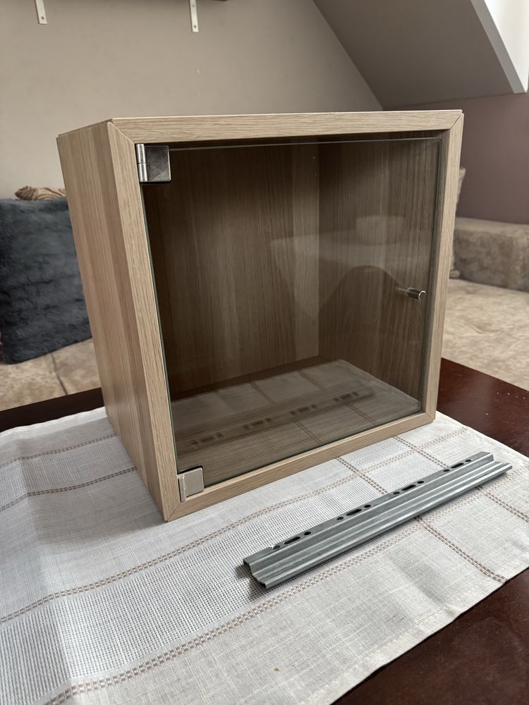 Szafka EKET Ikea z szklanymi drzwiczkami oraz szyną
