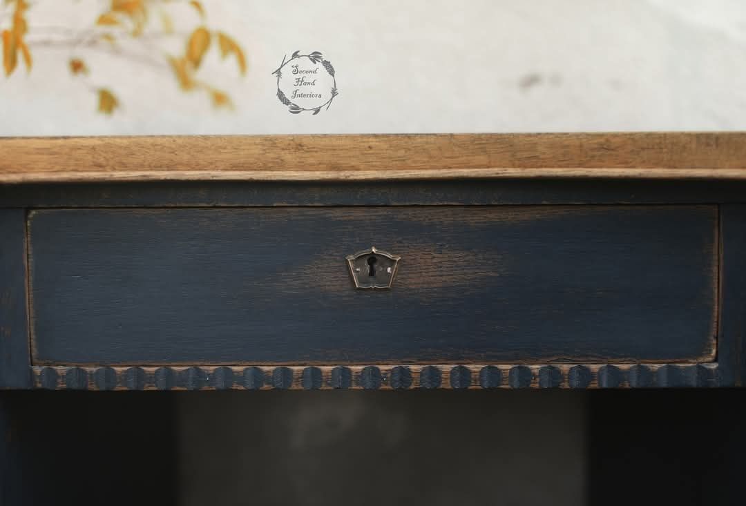 Granatowe biurko gabinetowe
