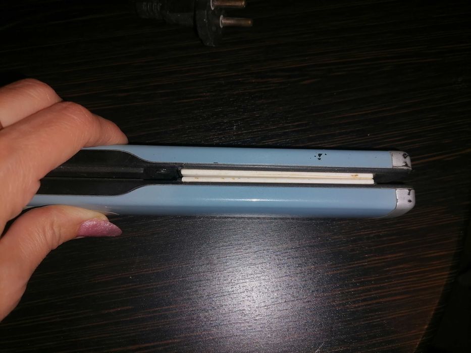 Плойка, утюжок для волос.