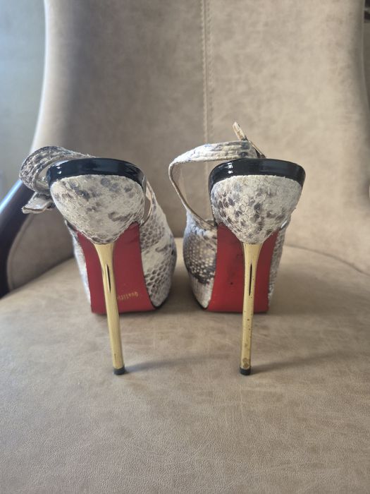 Босоніжки на каблучку.