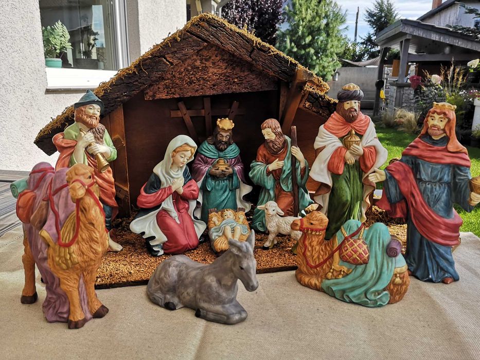 Stara drewniana szopka z wyjątkowymi porcelanowymi figurkami-unikat.