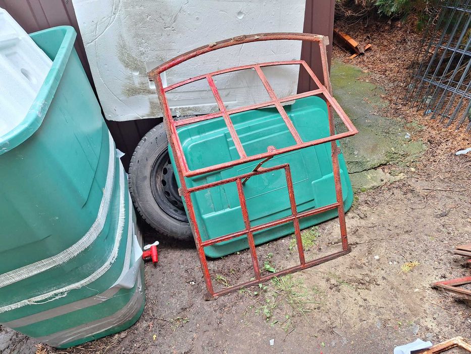 stare okno żeliwne góra uchylna