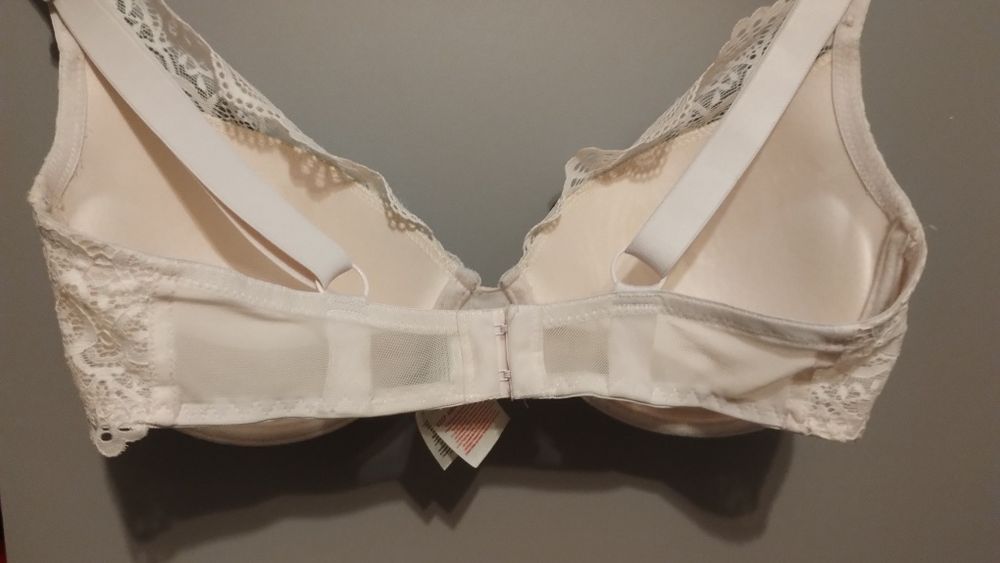 Śliczny, delikatny biustonosz 75D