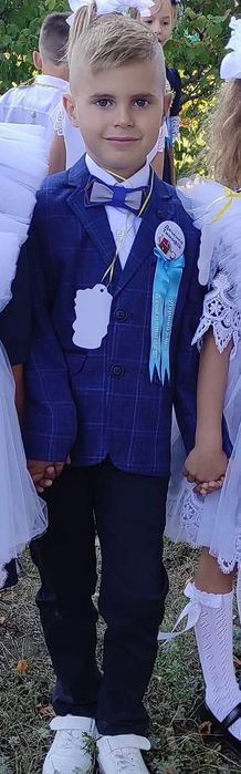 Першокласнику.Піджак в клітинку, котонові штани, кросівки(білі кеди)