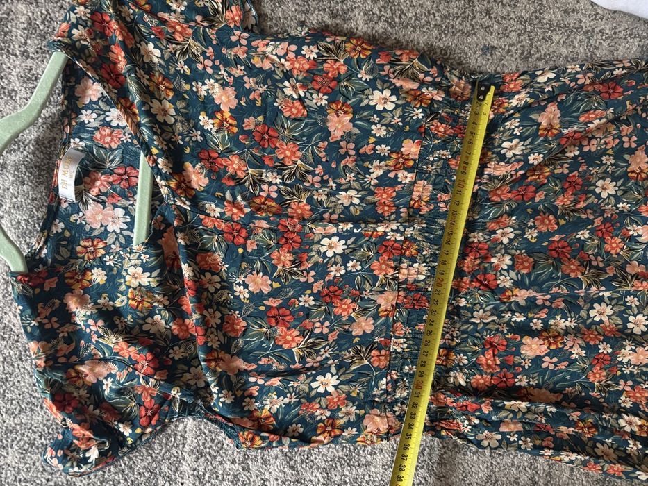 Długa sukienka w kwiaty wzorzysta błyszcząca na imprezę do pracy