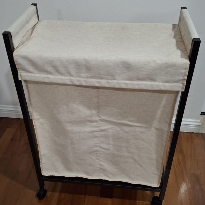 Vendo cesto de roupa com armação em ferro