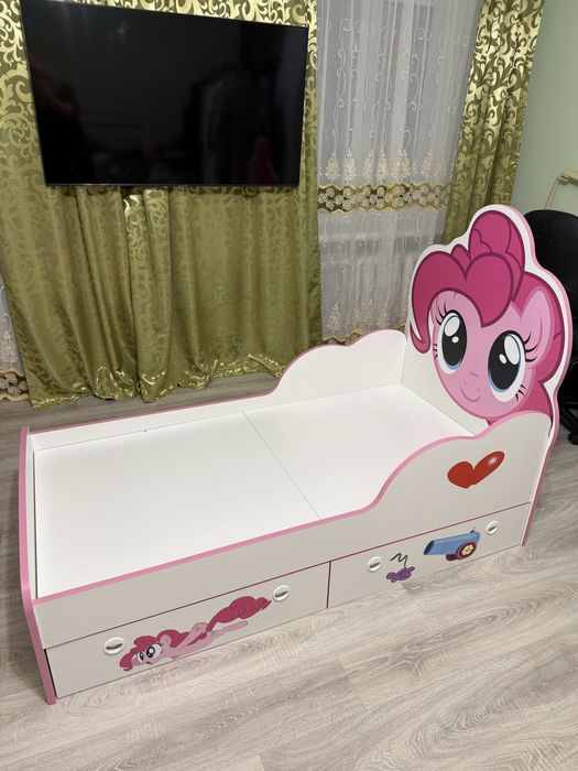 Ліжко для дівчинки