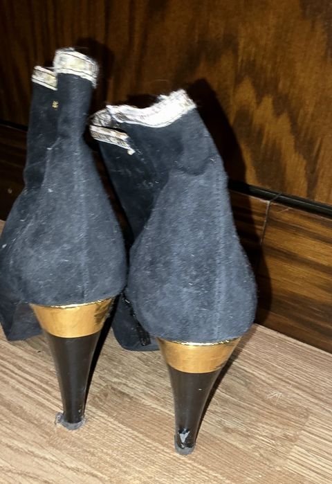 Botins em pele de marca