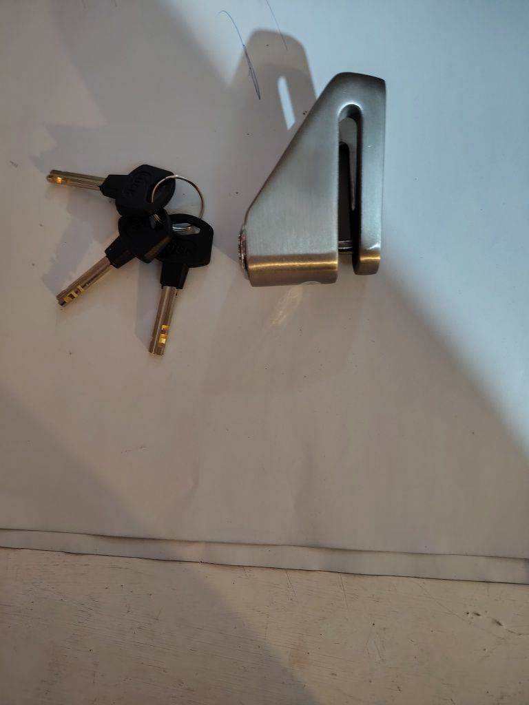 Acessório anti-roubo para motos.