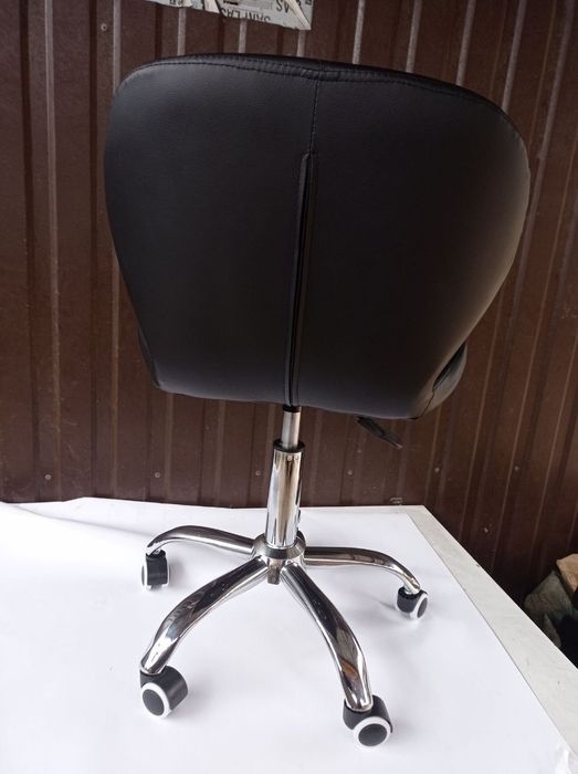 Стул на колесах для мастеров