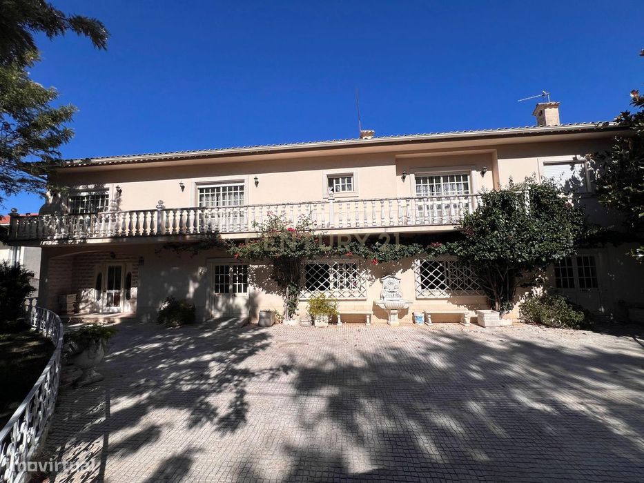 Prédio com AB 987m², terreno 1143m², T4 + T2, salão de eventos com 687