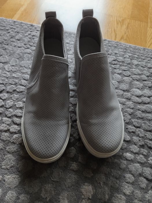 Szare buty na koturnie 39