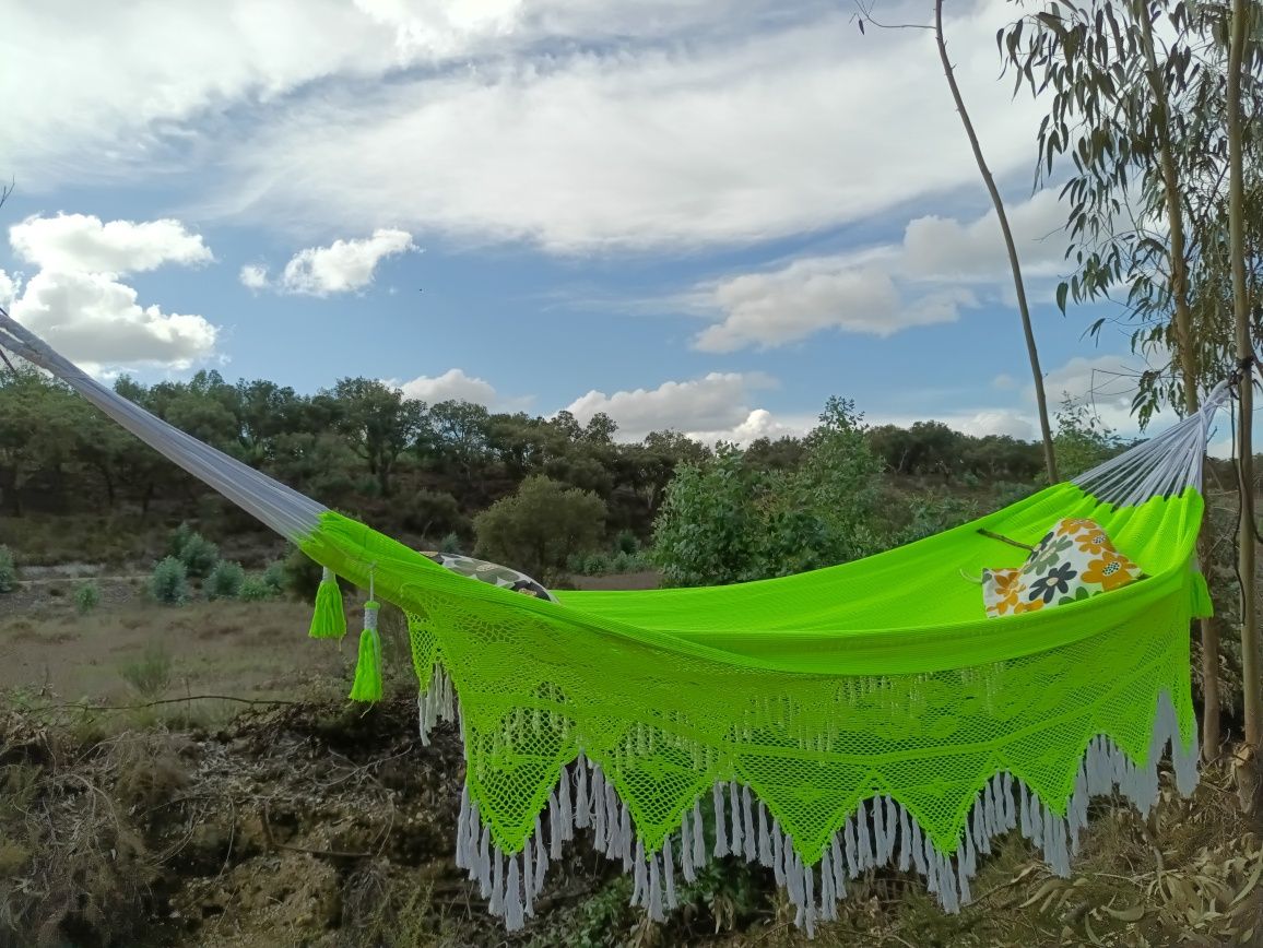 Cama de Rede Neon com Detalhes Artesanais e Crochê Elegante