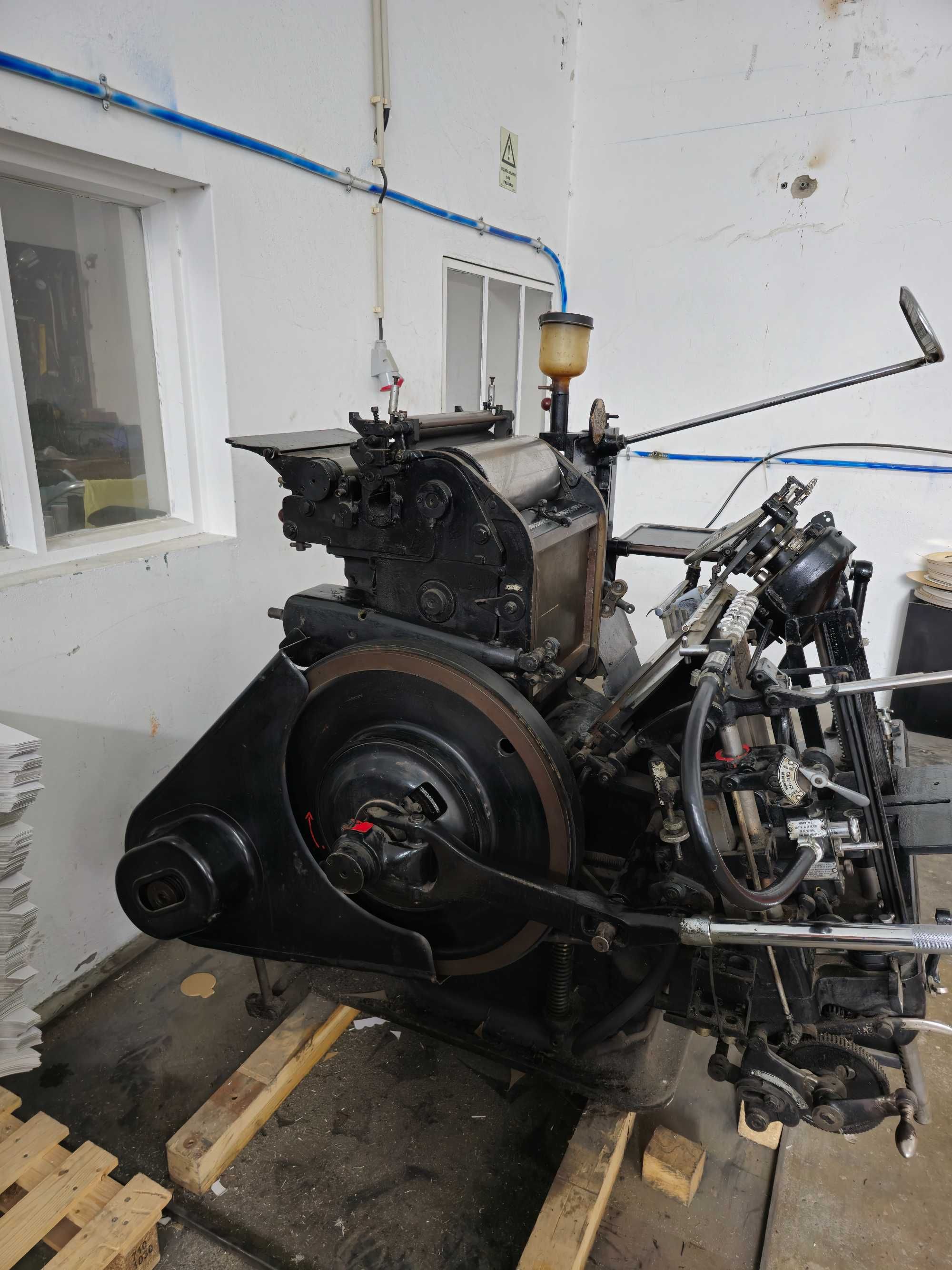 Maquina de corte e vinco com impressão