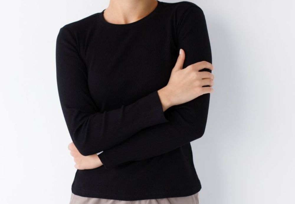 Медичний лонгслів в рубчик білий халат.