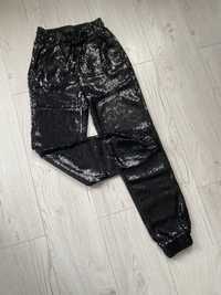 Czarne materiałowe spodnie joggery cekinowe na gumce wiązane xxs/xs