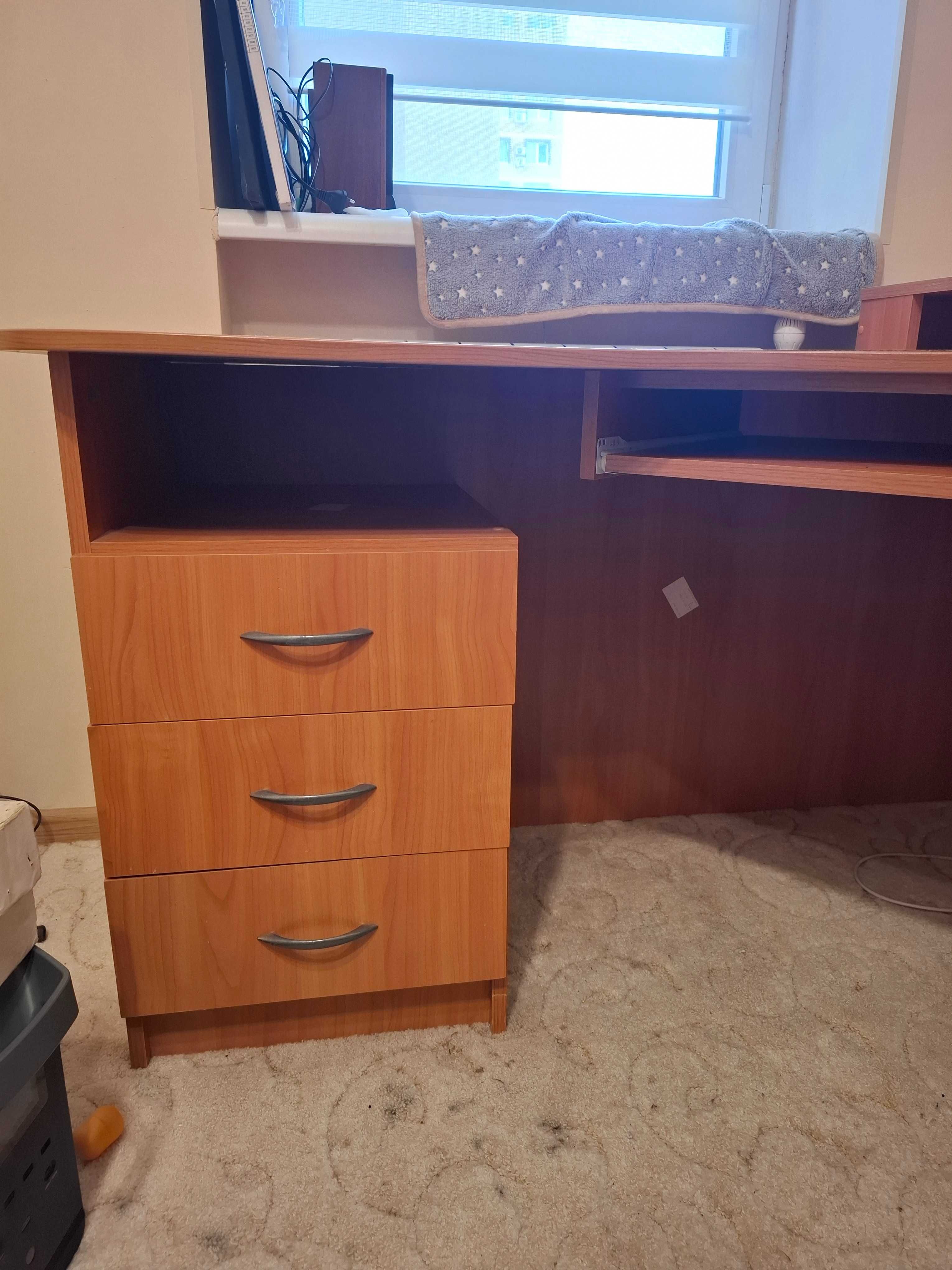 Стіл письмовий,кутовий