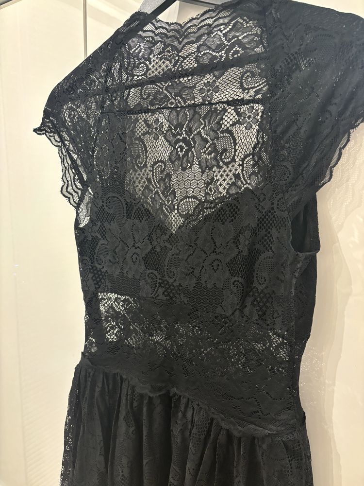 Czarna sukienka Guess 38