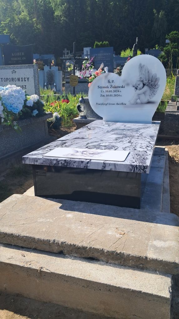 Nagrobek kompozyt 3100  zł z montażem.