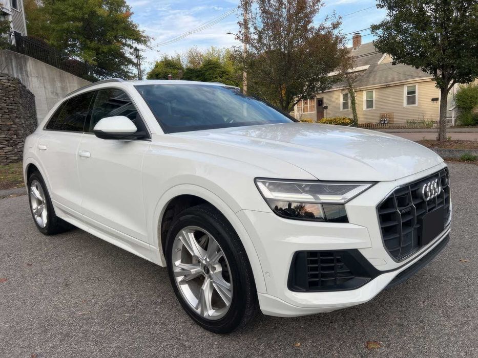 Audi Q8      2022