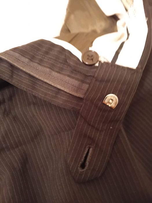 Calças de fato pretas as riscas brancas