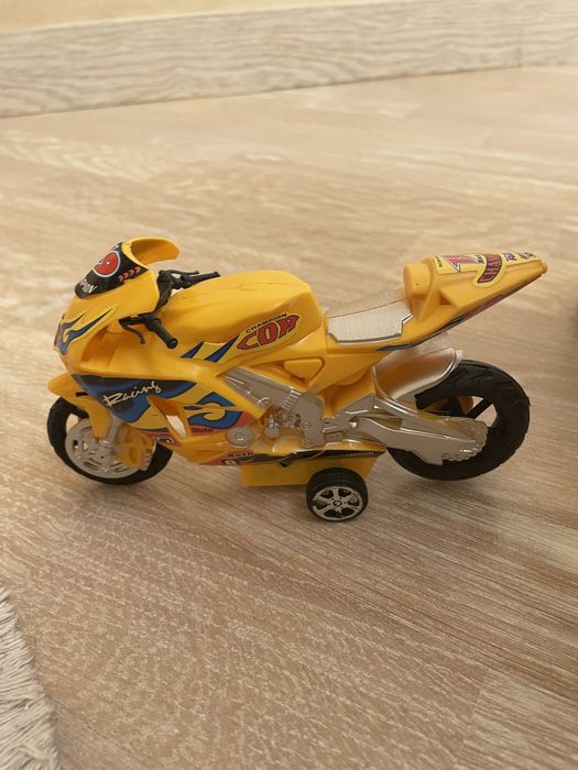 Мотоцикл пластмасовий.