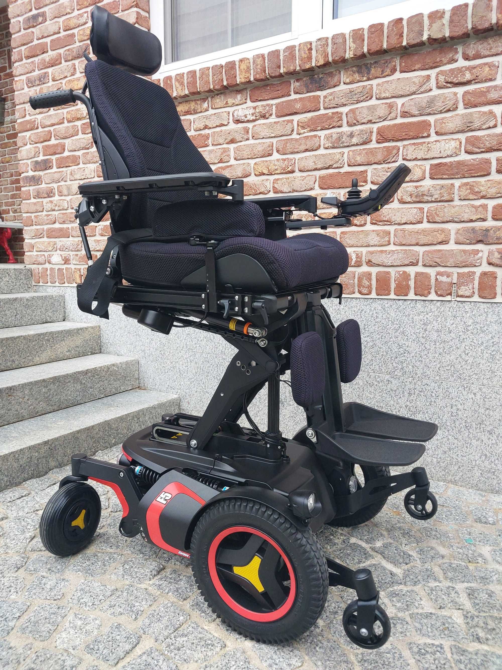 Elektryczny wózek inwalidzki Permobil F5 Corpus VS funkcją pionizacji